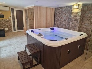 Sauna, hot tub