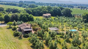 A rural property with two main buildings, one with a tiled roof and another with a flat roof, surrounded by olive groves and vineyards. - Stunning private villa for 5 people with A/C, WIFI, private pool, TV, patio and panoramic view (Bibbona)