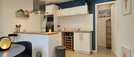 Réfrigérateur, micro-ondes, four, plaque de cuisson