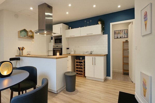 Fridge, microwave, oven, stovetop