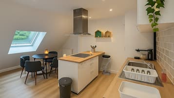 Réfrigérateur, micro-ondes, four, plaque de cuisson