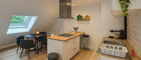 Fridge, microwave, oven, stovetop