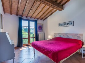 Cuna de viaje, wifi gratis y ropa de cama
