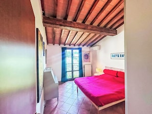 2 bedrooms, travel crib, free WiFi, bed sheets