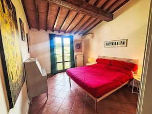 2 bedrooms, travel crib, free WiFi, bed sheets