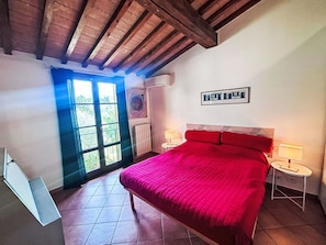 2 bedrooms, travel crib, free WiFi, bed sheets