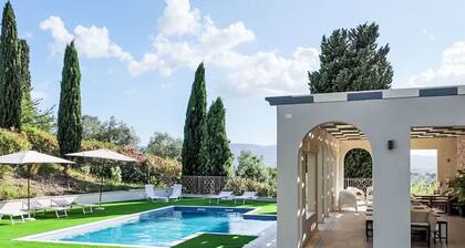 Estupenda casa de vacaciones privada para 24 personas con WIFI, A/C, piscina privada, TV y patio