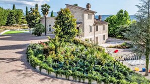 A stone building with a garden and a view of the sea. - Beautiful private villa for 24 guests with WIFI, private pool, A/C, TV and patio (Stroncone)