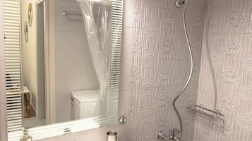 Appartement Confort, balcon, rez-de-chaussée | Salle de bain | Douche, articles de toilette gratuits, sÚche-cheveux