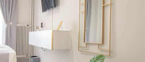 コンフォート アパートメント バルコニー 1 階 | 客室ごとに異なる装飾、客室ごとに異なるインテリア、ノートパソコン用作業スペース、アイロン / アイロン台