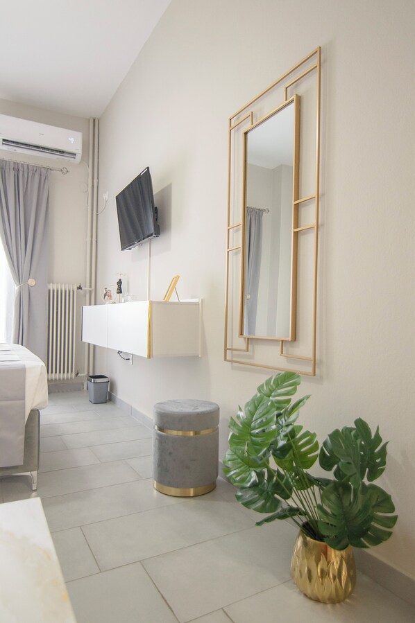 舒适公寓, 阳台, 一层 | 特色装修、特色家居、笔记本电脑工作区、熨斗/熨衣板