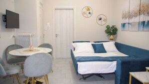 Een moderne slaapkamer met een bed, een tafeltje en een stoel.