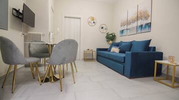 Appartement Confort, balcon, rez-de-chaussée | Coin séjour | Télévision à écran plat de 43 pouces avec chaßnes numériques