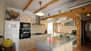 Villa | Private kitchen - House in Empuriabrava Near the Beach (Castello d'Empuries)