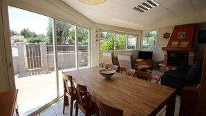 Villa | Dining - House in Empuriabrava Near the Beach (Castello d'Empuries)