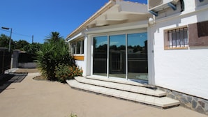 Villa | Exterior - House in Empuriabrava Near the Beach (Castello d'Empuries)