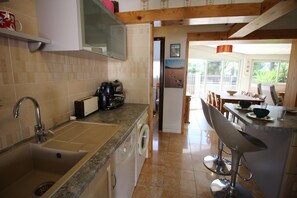 Private kitchen - House in Empuriabrava Near the Beach (Castello d'Empuries)