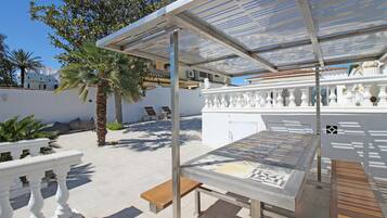 Villa | Restaurante al aire libre