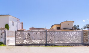 Villa | Exterior - Apartment in Empuriabrava Near Beach (Castello d'Empuries)