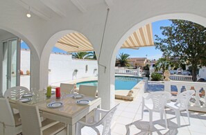 Villa | Pool | Indendørs pool, udendørs pool