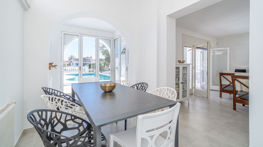 Apartment in Empuriabrava Near Beach