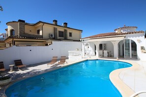 Villa | Piscina | Una piscina cubierta, una piscina al aire libre