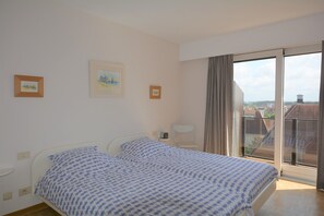 5 bedrooms, iron/ironing board - Apartment With Views of Sailing Club (Knokke-Heist)