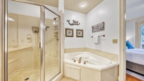 Douche, séchoir à cheveux, serviettes fournies