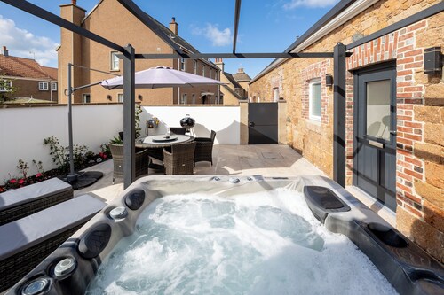 Private  cottage/ hot tub  / private garden just a short stroll to the beach .