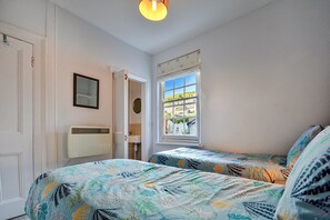2 habitaciones y tabla de planchar con plancha
