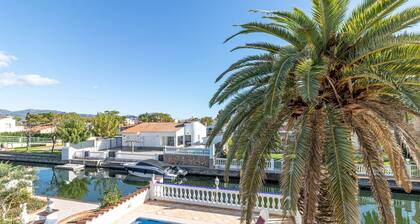 Canal House With Mooring & Charm