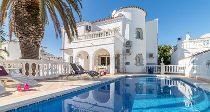 Villa in Empuriabrava With Private Pool & Mooring