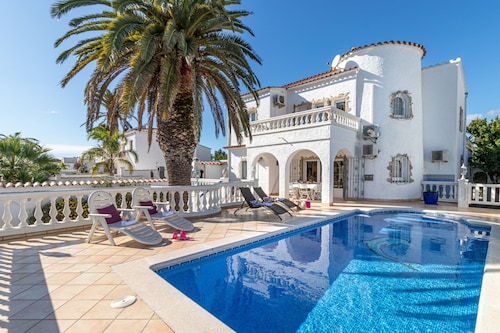 Villa in Empuriabrava With Private Pool & Mooring