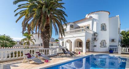 Villa in Empuriabrava With Private Pool & Mooring