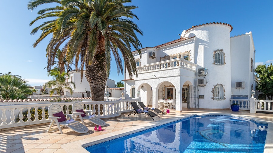Villa in Empuriabrava With Private Pool & Mooring