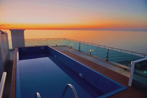 Pool - Apartment with Sea View in New Boulevard of Batumi (Batumi)