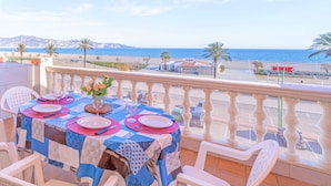 Apartment | Outdoor dining - Beachfront Apartment in Empuriabrava With Pool (Castello d'Empuries)