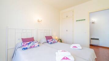 Apartamento | 2 dormitorios y tabla de planchar con plancha