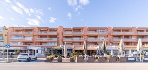 Exterior - Beachfront Apartment in Empuriabrava With Pool (Castello d'Empuries)