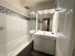 Séchoir à cheveux, papier de toilette
