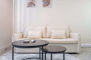 TV - StayShort - Elegant Studio in JLT Sleeps 4 with Lake Views! (Jumeirah Lake Towers)