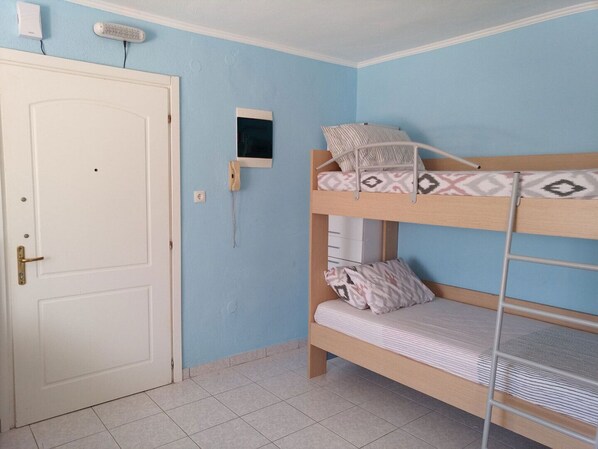 1 chambre, fer et planche à repasser, Wi-Fi, draps fournis