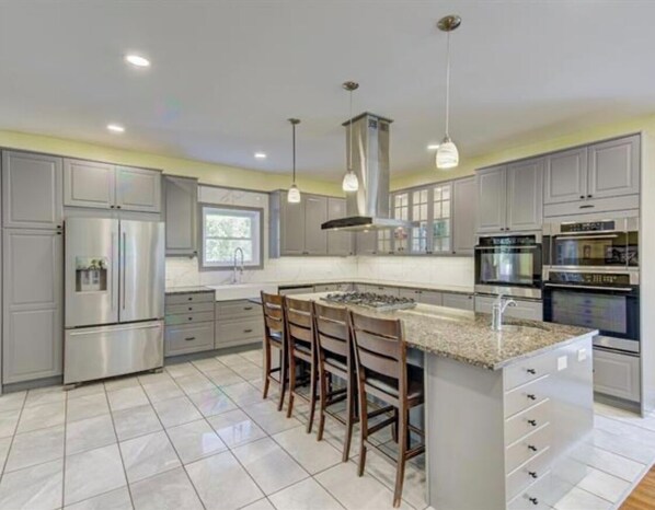 Mikrobølgeovn, ovn, kokeplater og oppvaskmaskin