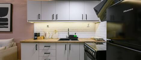 Réfrigérateur, micro-ondes, four, plaque de cuisson