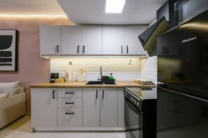 Een koelkast, een magnetron, een oven, een kookplaat