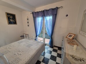 1 chambre, fer et planche à repasser