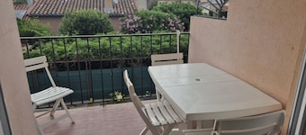 Appart. in village bordering Argeles s/ mer and its beaches near Collioure.