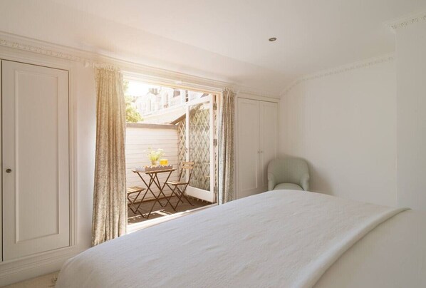 Desk, iron/ironing board, travel cot, WiFi