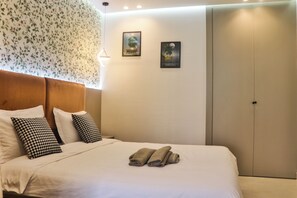 1 bedroom, desk, iron/ironing board, free WiFi - Sublime Studio on Casablanca's Corniche - A stone's throw from the Hassan II Mosque. (Casablanca )