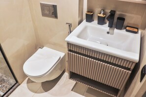 Douche, serviettes fournies, savon, papier toilette